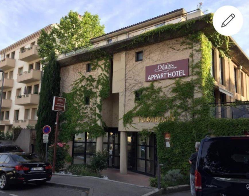 Ma Place Au Sud Aix Parking Aix-en-Provence Dış mekan fotoğraf